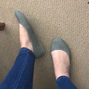 Women’s olive green flats !